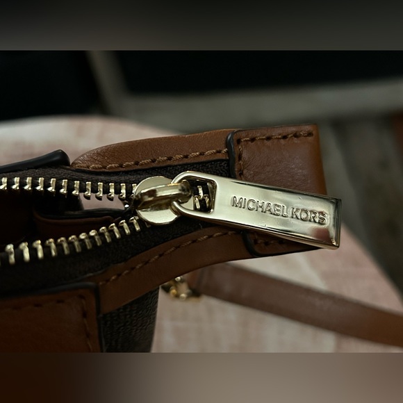 Authentic Michael Kors Florence Crossbody Purse. Never Used. - Picture 2 of 16